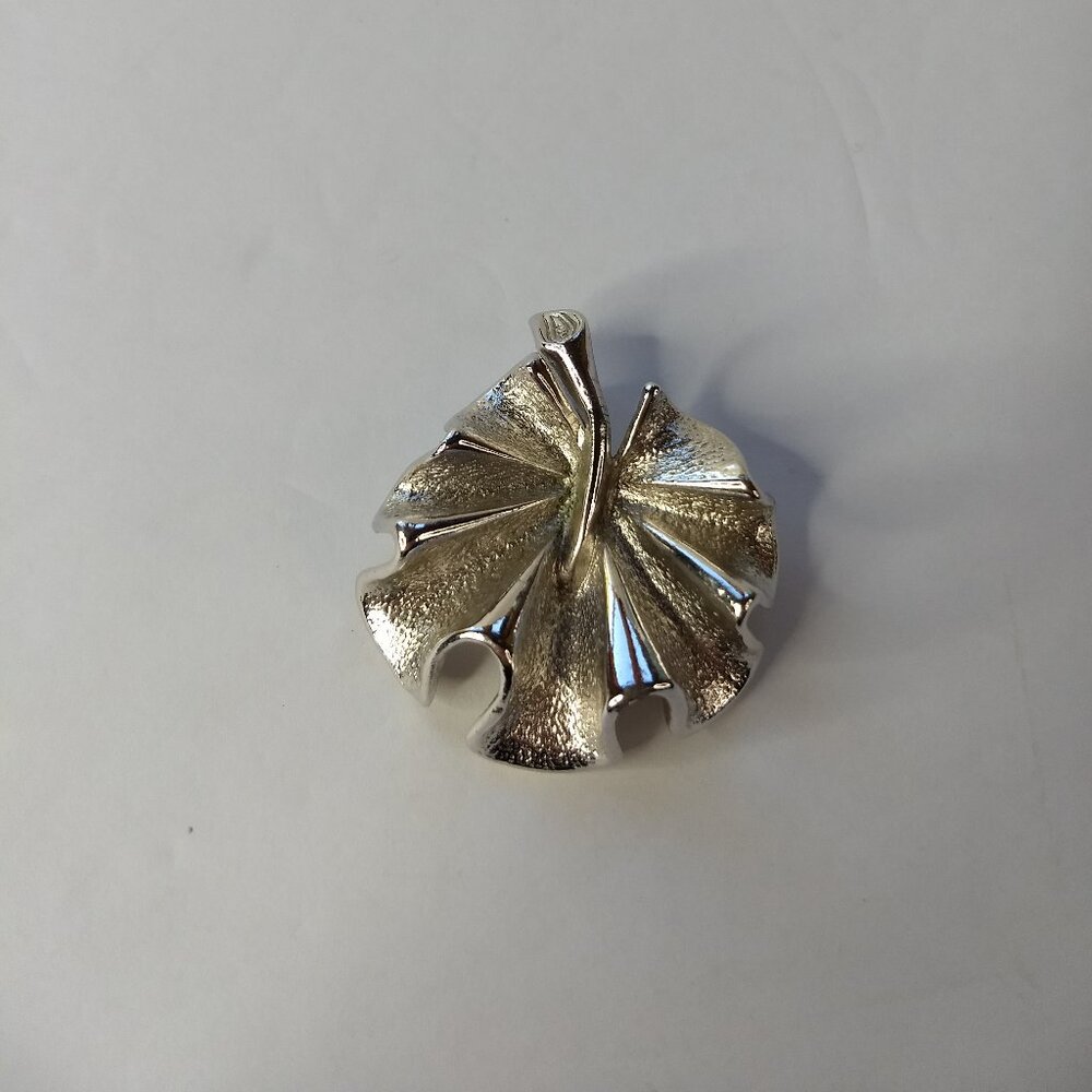 Sarah Coventry Silver Tone Rolling Leaf Pin Brooch Vintage Glam Nature
